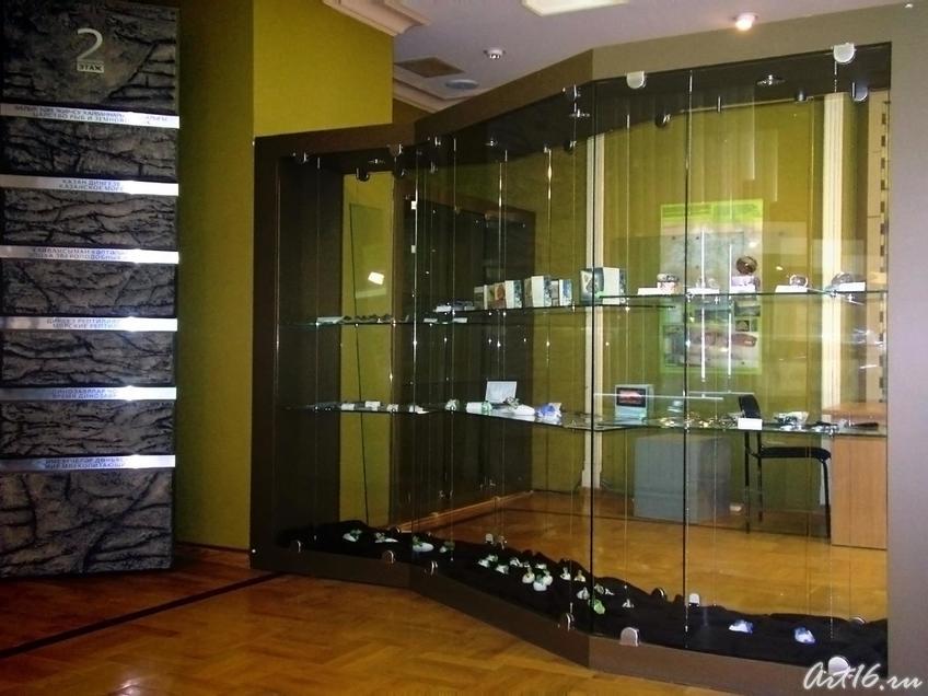 Фото №12929. Витрина с сувенирной продукцией